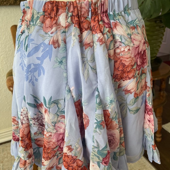 NBW, DO+BE, silky, high waisted, floral skort. So cute for spring/summer. - Picture 3 of 5